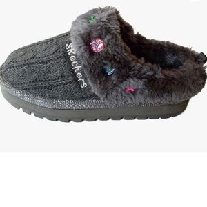 SKECHERS Fluffy Winter Slippers Indoor/Outdoor Slip on Slides SZ: 5 Brand New 🤶